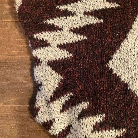 “GARAGE” BROWN AND BEIGE TRIBAL DESIGN FRINGED OPEN FRONT SHRUG STYLE  SWEATER. - Picture 8 of 9